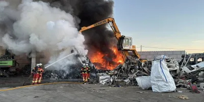 doce-dotaciones-bomberos-controlar-incendio-planta-reciclaje