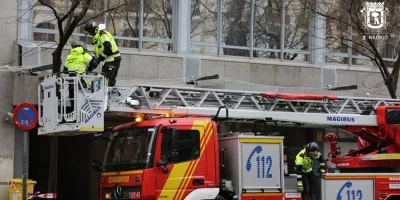 mujer-trasladada-leve-intoxicarse-humo-incendio-vivienda-usera