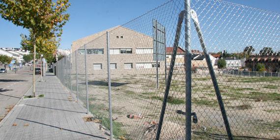 Concluye el vallado del terreno ubicado junto al CEIP Antón Sevillano de Sevilla la Nueva