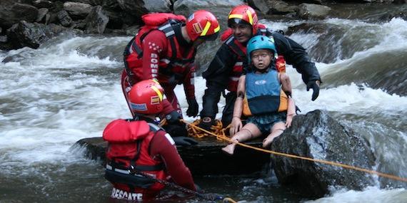 La Comunidad forma al Cuerpo de Bomberos en técnicas de salvamento en riadas