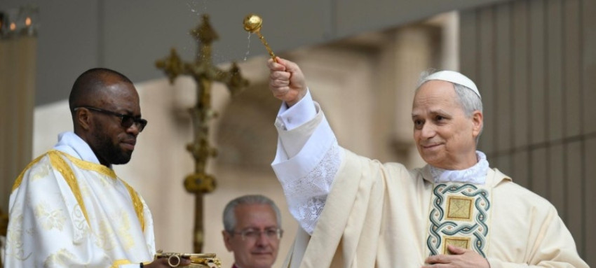 León XIV inicia su pontificado con un llamamiento a la unidad y la justicia