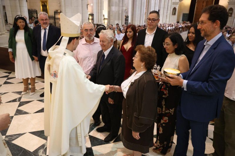 Más de ochenta matrimonios renuevan sus votos en la catedral de la Almudena