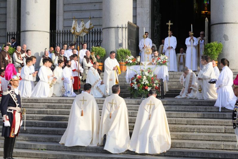 Multitudinaria procesión del Corpus Christi en el centro de Madrid