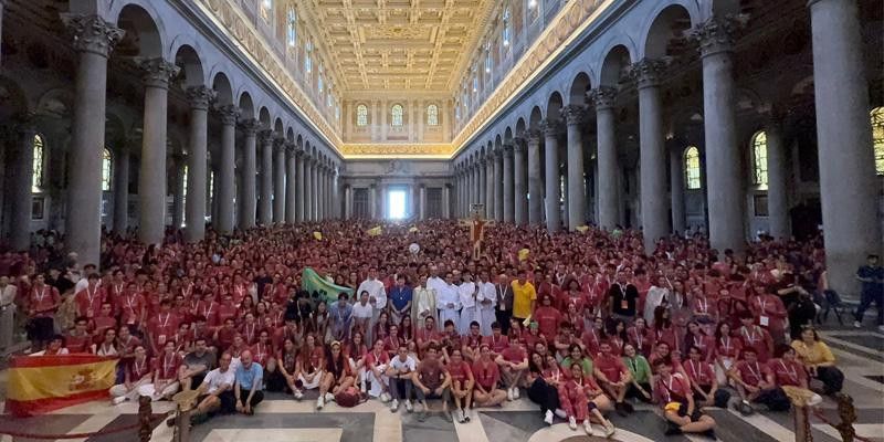 Más de 3.500 jóvenes madrileños cruzan la Puerta Santa en Roma junto al cardenal Cobo