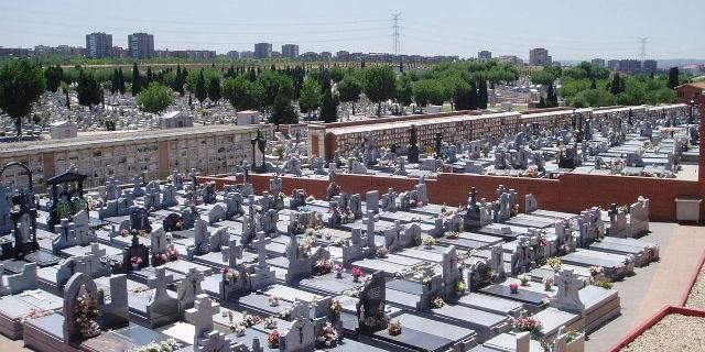 Recuerdos y flores el Día de Todos los Santos en Madrid