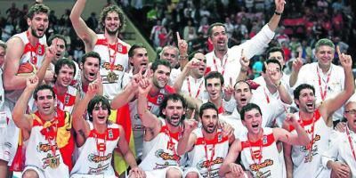 La Selección Española de Baloncesto reparte entradas gratuitas entre los voluntarios de la JMJ