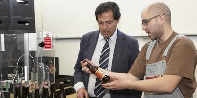El alcalde de Las Rozas visita la fábrica de cerveza ‘La Virgen’
