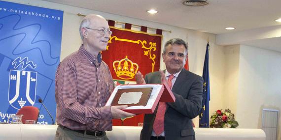 El doctor Villanueva recibe una placa honorífica por su labor en los últimos años en Majadahonda