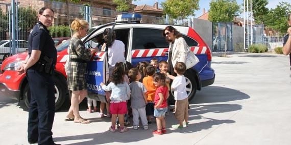 Los niños de la Escuela Infantil ‘Juana Llandres’ disfrutan de un día como la Policía y Protección Civil