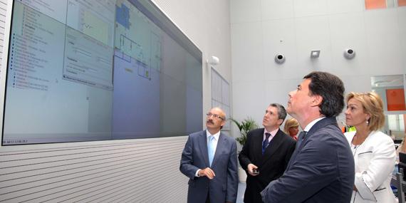 Ignacio González y Narciso de Foxá han visitado el centro de control del Canal de Isabel II en Majadahonda