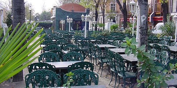El Café Gijón no perderá su terraza