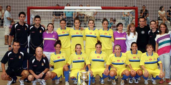 Loreto Sordo entrega la Copa de la Liga de Campeones al equipo femenino del Club Fútbol Sala Ciudad de Alcorcón