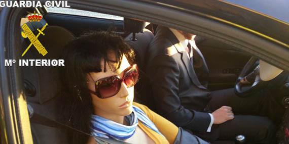 Multado por circular por el bus-VAO con un maniquí