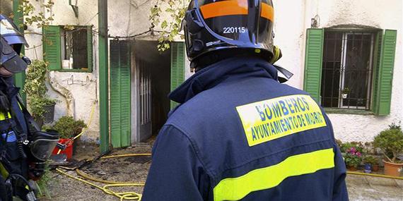 Dos bomberos de Madrid interrumpen el Pleno en protesta por el traslado de parque