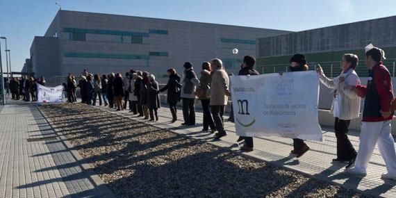 3.500 personas ‘abrazan’ el hospital Puerta de Hierro de Majadahonda