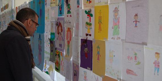 El alcalde de Parla entrega los premios del concurso escolar “Ilustra un poema de Gloria Fuertes”