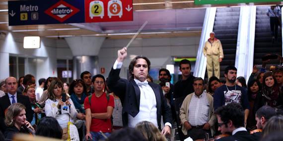 Un flashmob de la ‘Film Symphony Orchestra’, protagonistas en el Intercambiador de Moncloa