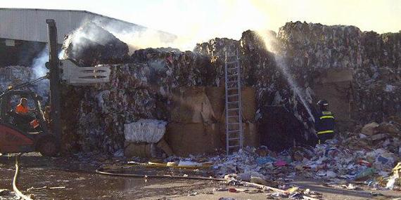 Arde parte de una nave de reciclaje de papel en Vicálvaro