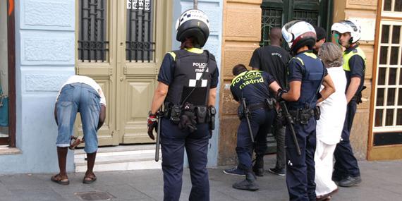 La Policía Municipal de Madrid despliega un dispositivo contra el 'top manta'