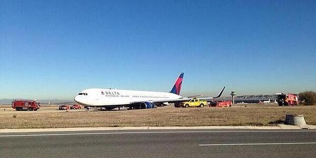 Un avión se sale de pista en Barajas al regresar por el reventón de una rueda