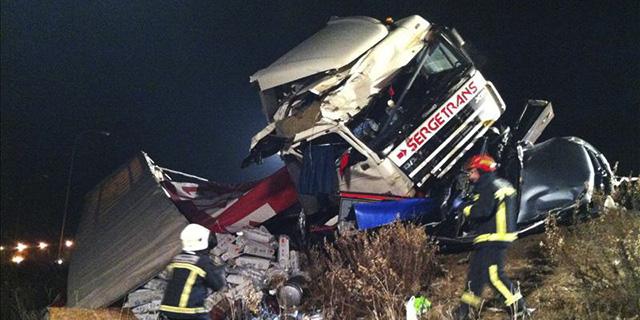 Fallece tras quedar su vehículo atrapado bajo la cabina de un camión en la M-45