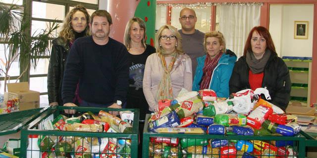 Sevilla la Nueva recauda 1.400 kilos de alimentos en un rastrillo solidario