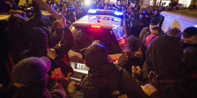 Un juez prohíbe acercarse a 500 metros del Congreso a cinco detenidos por los daños del 14-D