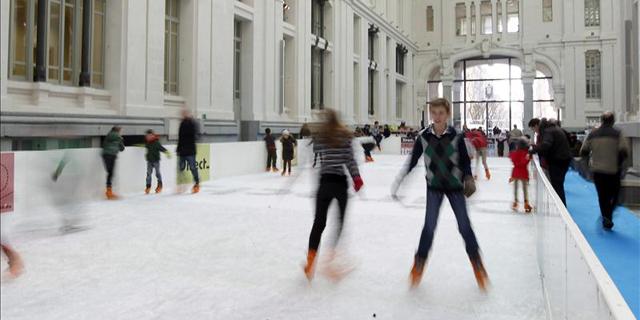 Cerca de 5.000 personas ya han patinado esta Navidad en la pista del Palacio de Cibeles