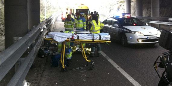 Muere un motorista tras chocar contra un quitamiedos en la M-305