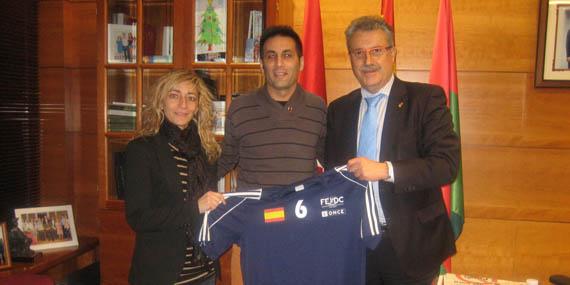 El alcalde de Coslada recibe a un deportista con deficiencia visual