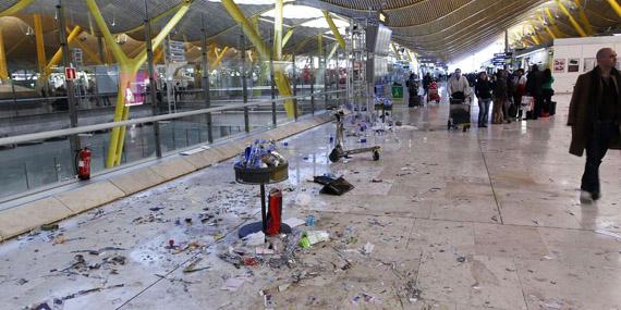 Montañas de basura en las terminales de Barajas por la huelga de la limpieza