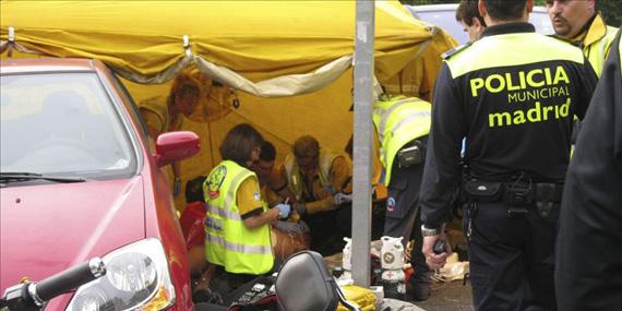 Un motorista en estado crítico tras caer de su propio vehículo en Arganzuela
