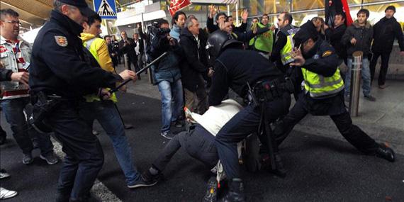 La primera manifestación de la huelga de Iberia termina con graves incidentes