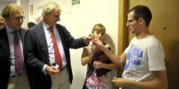 79 jóvenes de Parla reciben las viviendas del Plan de la Comunidad