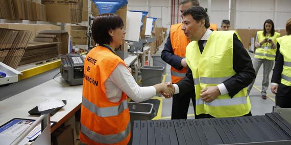 130422 visita amazon 02