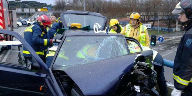 Una joven herida grave en una colisión de dos vehículos en el Puente de los Franceses