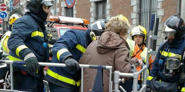 Un muerto y cinco intoxicados en el incendio de un edificio