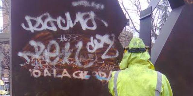 La Concejalía de Medioambiente y Escena Urbana de Coslada limpia los grafitis de las esculturas