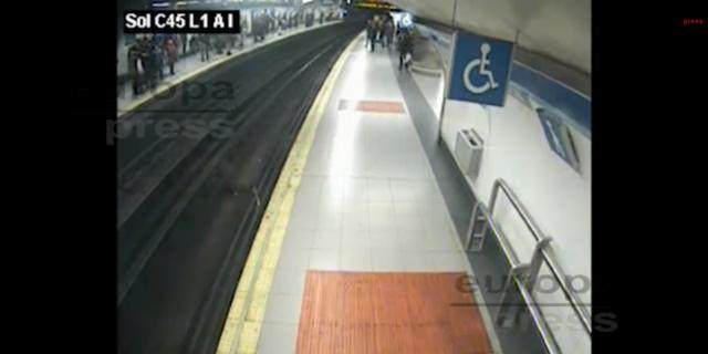 Un policía fuera de servicio salva a un hombre que cayó a las vías del Metro en Sol