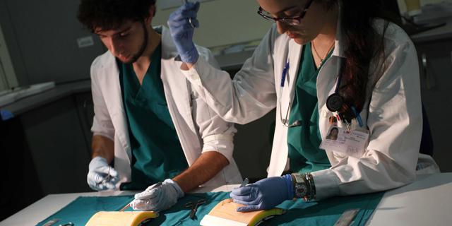 Rodríguez celebra que 25 de los 100 mejores MIR sean de universidades de Madrid