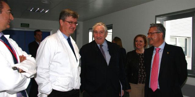 El alcalde de Coslada y el consejero de Sanidad descubren ‘UCI sin paredes’