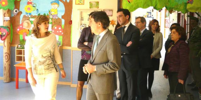 Ignacio González visita la escuela Infantil “Sol Solito” en Montecarmelo