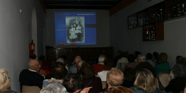 El Ayuntamiento de Sevilla la Nueva recupera sus memorias con exposiciones fotográficas