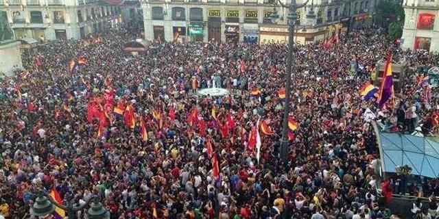 Miles de manifestantes llenan la Puerta del Sol por la República y un referéndum sobre la Corona