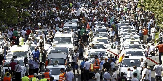 Los taxistas paran contra el "intrusismo" de empresas privadas como UBER y BlaBlaCar