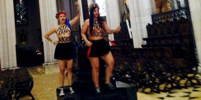 Se encadenan a un crucifijo en La Almudena por el aborto libre