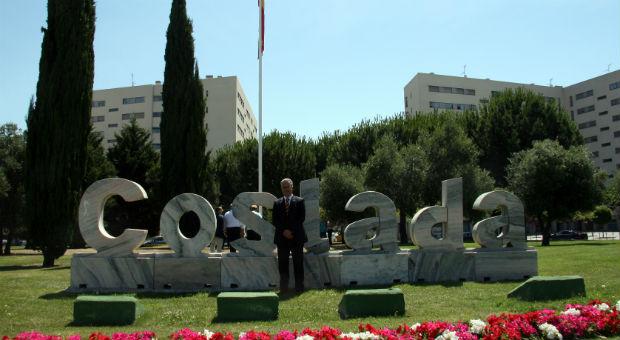 El alcalde de Coslada iza una gran bandera española en honor a Felipe VI