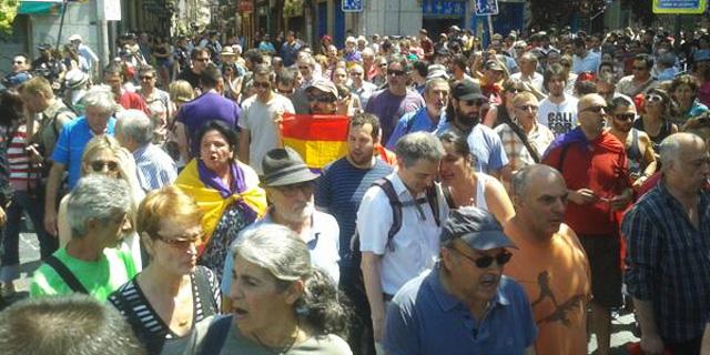 Una 500 personas marchan por la república en Madrid