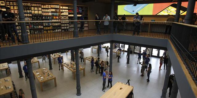 Apple muestra su 'histórica' tienda de la Puerta del Sol
