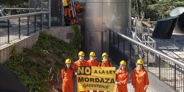 Cuatro activistas de Greenpeace escalan el faro de Moncloa contra la Ley de Seguridad